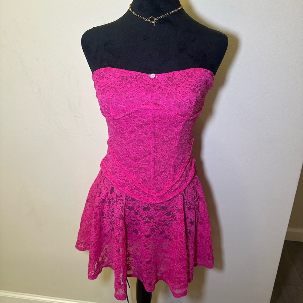 Mermaid cut lace dress